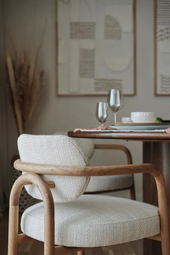 Dining chair with a boucle seat and a bentwood oak armrest