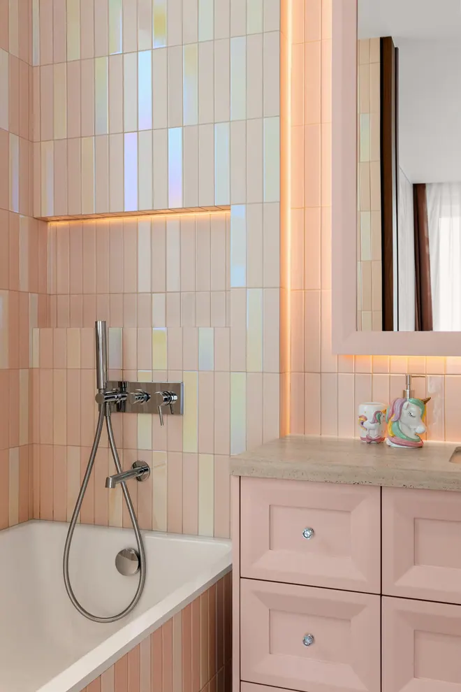 Bathroom with iridescent pink vertical tiles, a backlit niche and a pink lacquer vanity